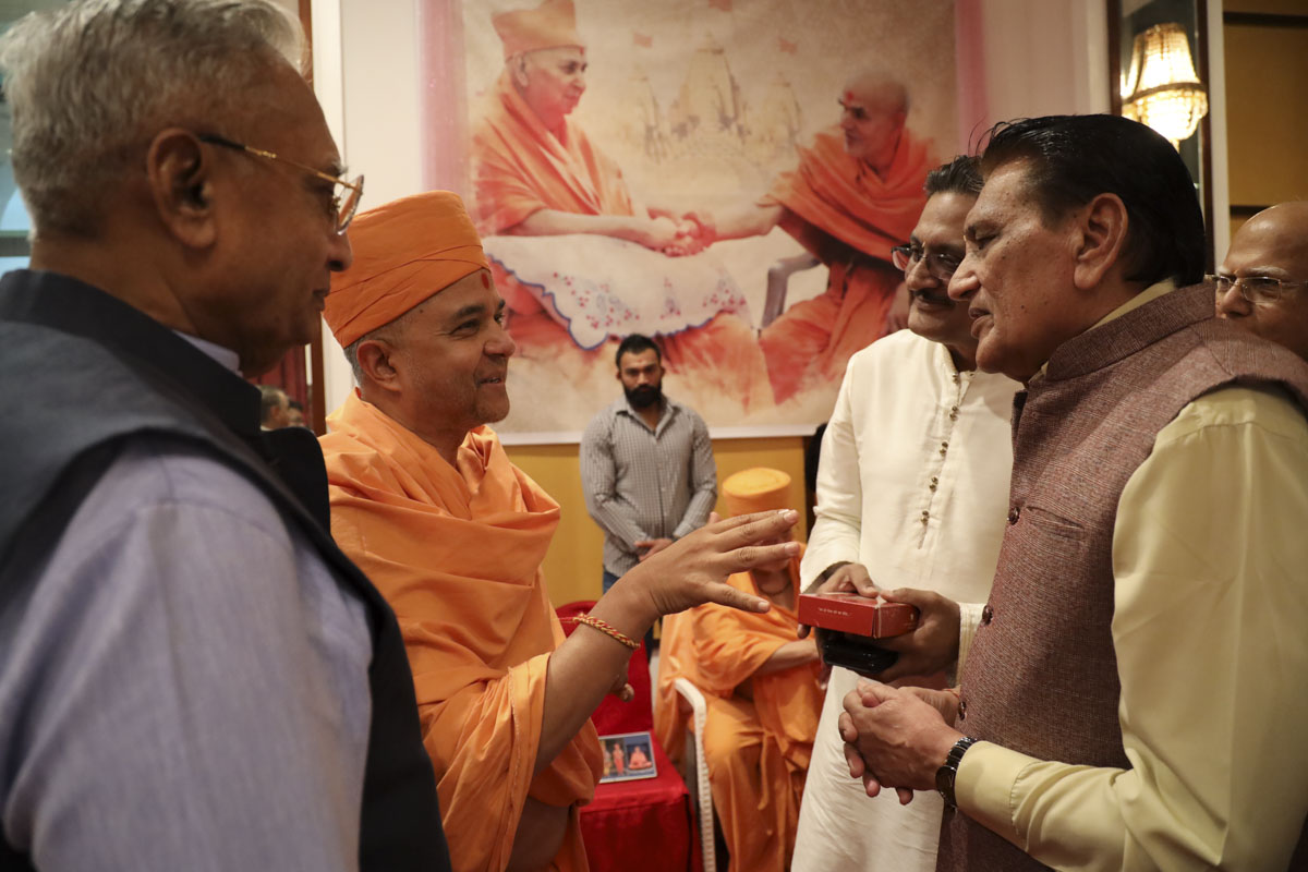 Shri Kirat Desai meets Brahmavihari Swami