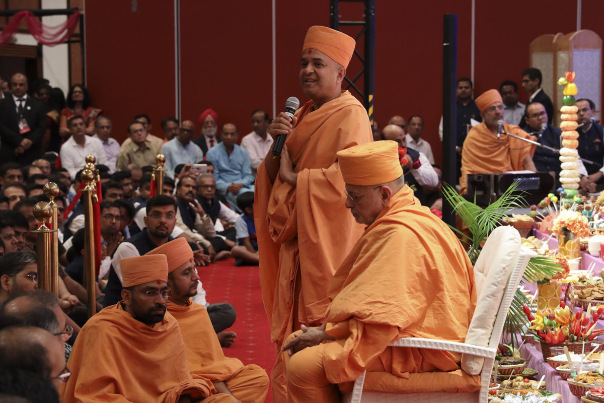 Brahmavihari Swami addresses the gathering
