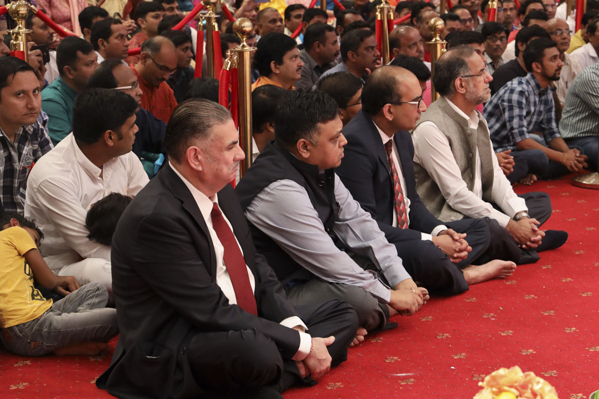 The Ambassador, Consul General and other guests offer their devotion