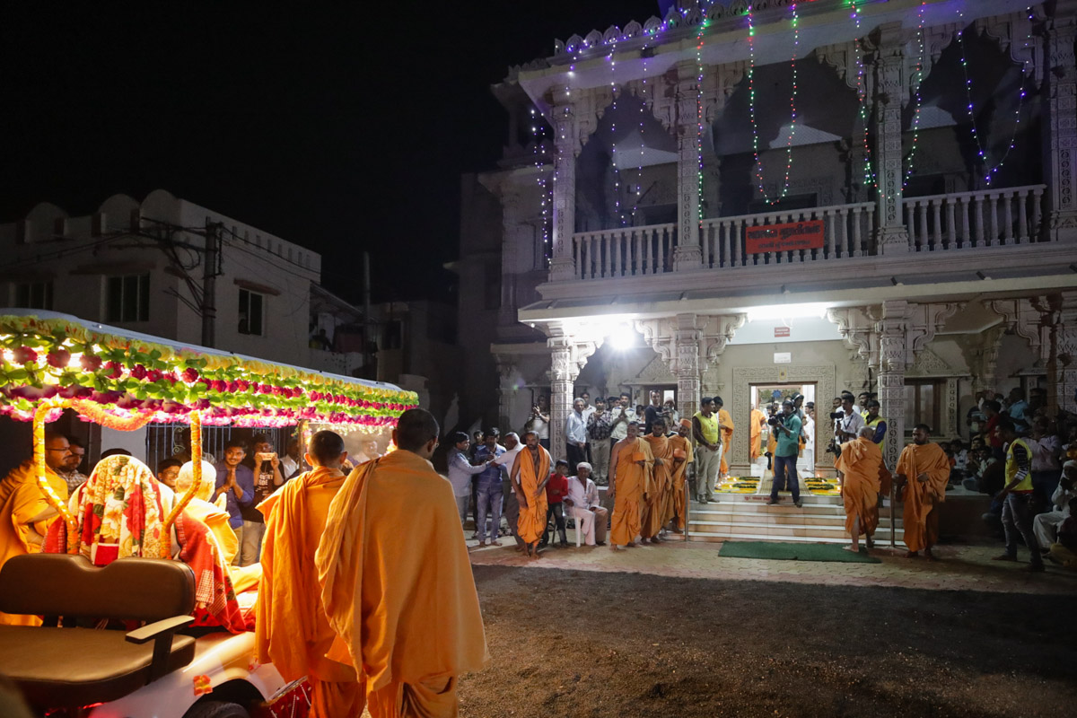Swamishri arrives at Aksharbrahman Gunatitanand Swami janmasthan