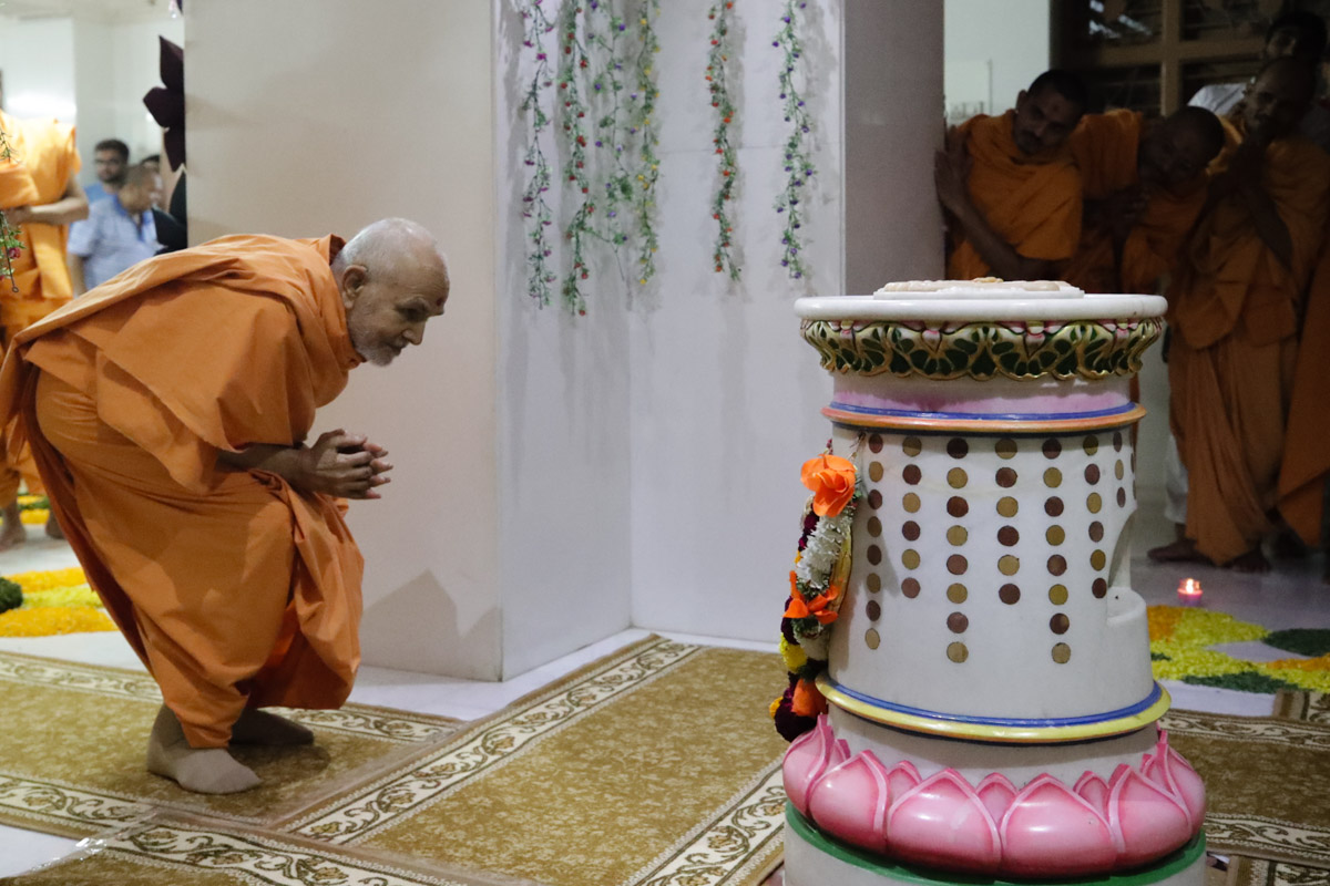 Swamishri engrossed in darshan at janmasthan