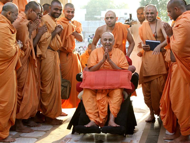  Swamishri bids Jai Swaminarayan to sadhus