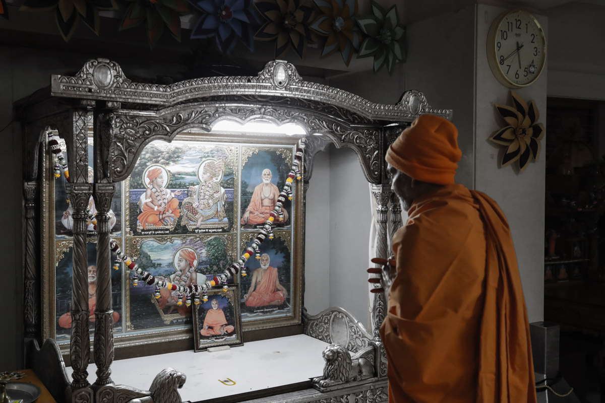 Swamishri engrossed in darshan of Thakorji at Aksharbrahman Gunatitanand Swami janmasthan