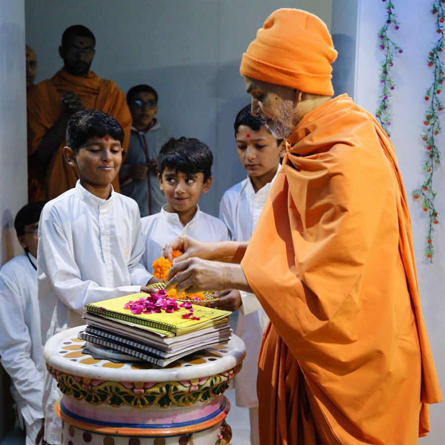 Swamishri sanctifies books at janmasthan