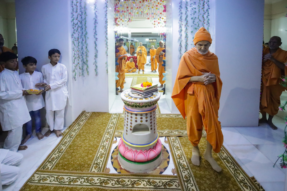 Swamishri performs pradakshina of janmasthan
