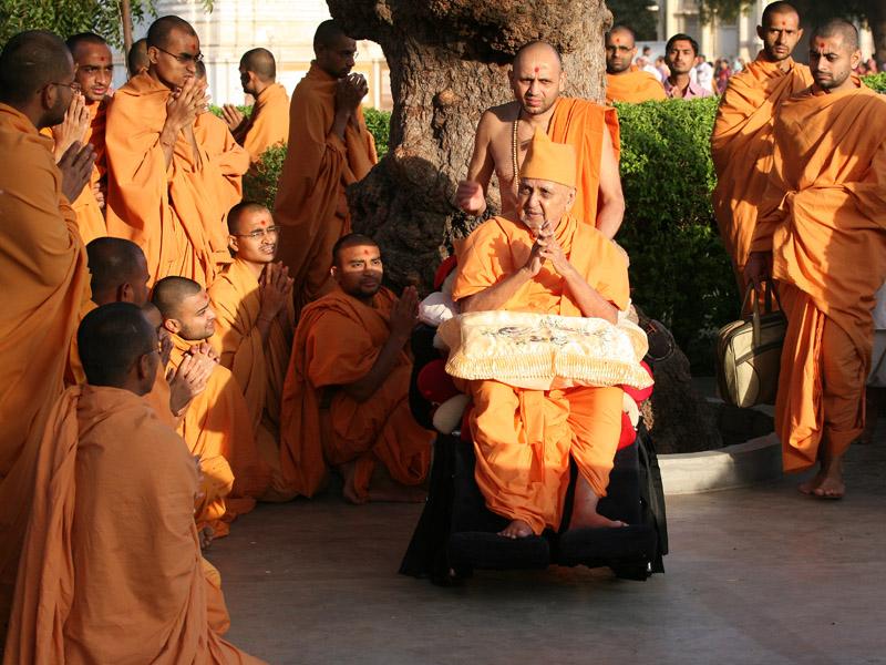 Swamishri circumambulates the sacred tree (khijdo)