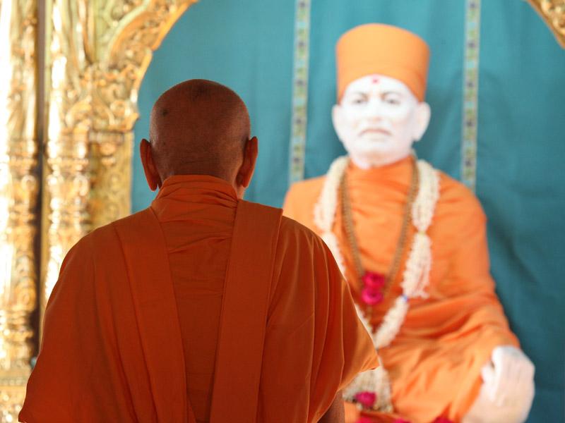 Swamishri engaged in darshan of Brahmaswarup Shastriji Maharaj at Yagnapurush Smruti Mandir