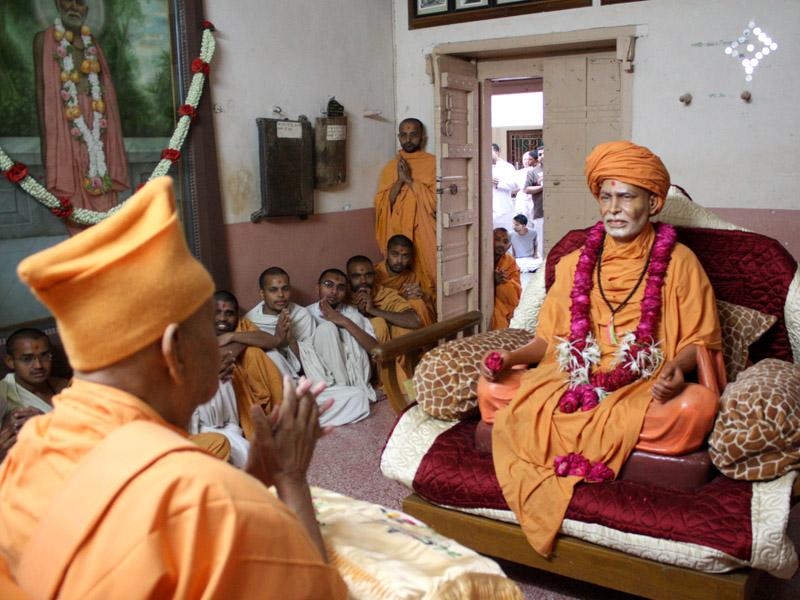 Swamishri engaged in darshan of Brahmaswarup Shastriji Maharaj in Shastriji Maharaj's room
