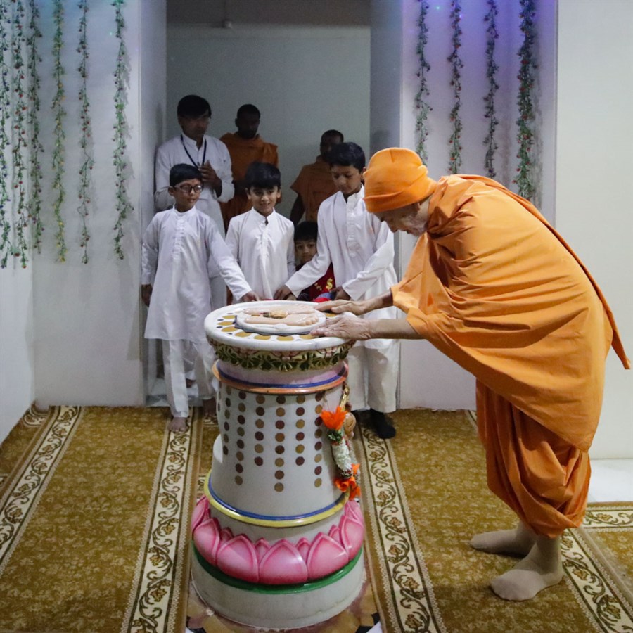 Swamishri engrossed in darshan at Aksharbrahman Gunatitanand Swami janmasthan