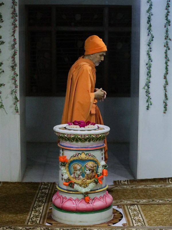 Swamishri performs pradakshina at janmasthan