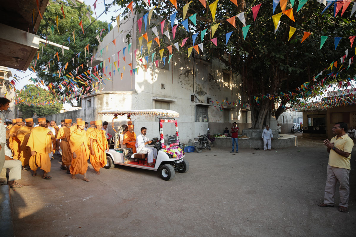 Swamishri visits places sanctified by Aksharbrahman Gunatitanand Swami in Bhadra village