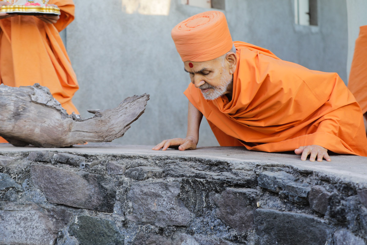 Swamishri visits places sanctified by Aksharbrahman Gunatitanand Swami