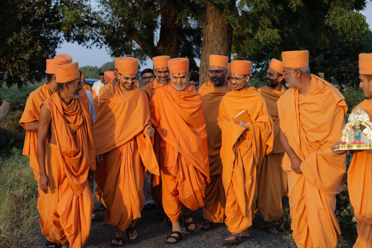 Swamishri on his way to the river Und