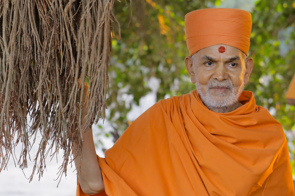 Swamishri visits places sanctified by Aksharbrahman Gunatitanand Swami