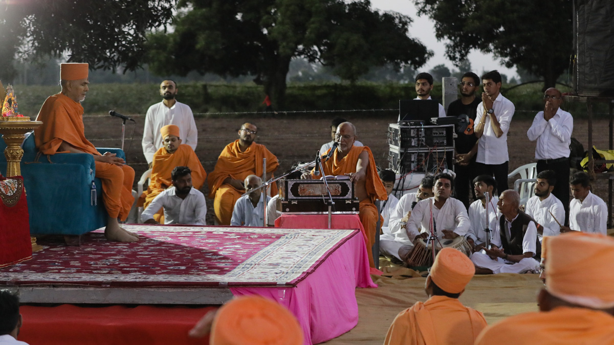 Swamishri during the assembly on the banks of river Und
