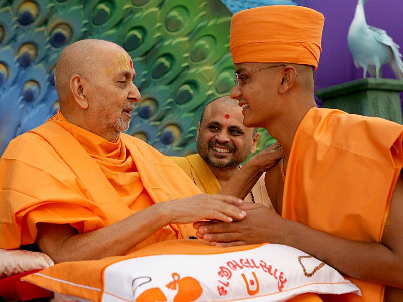   Swamishri gives gurumantra to newly initiated sadhus