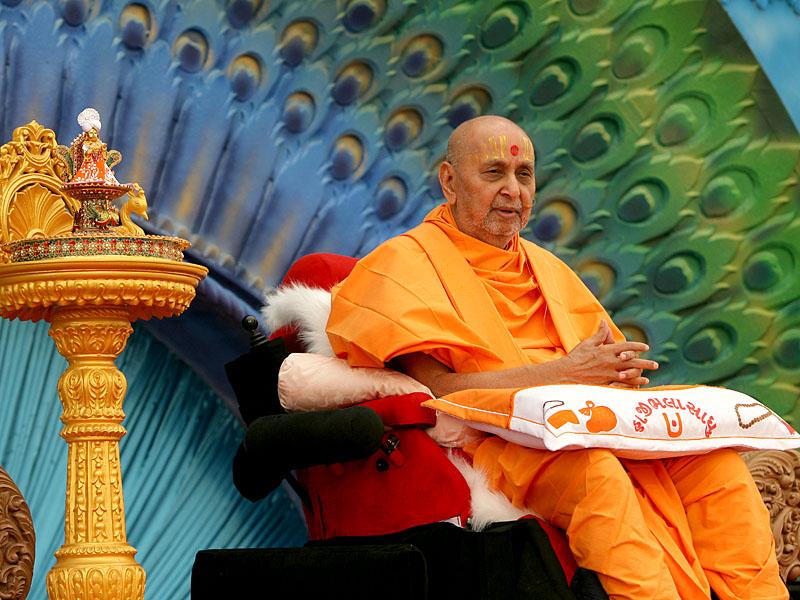  Swamishri blesses the diksha assembly