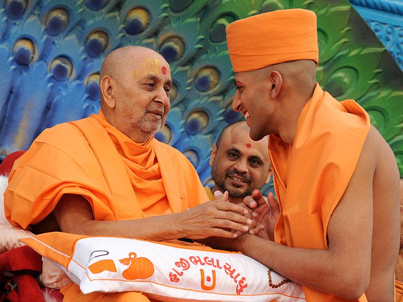   Swamishri gives gurumantra to newly initiated sadhus