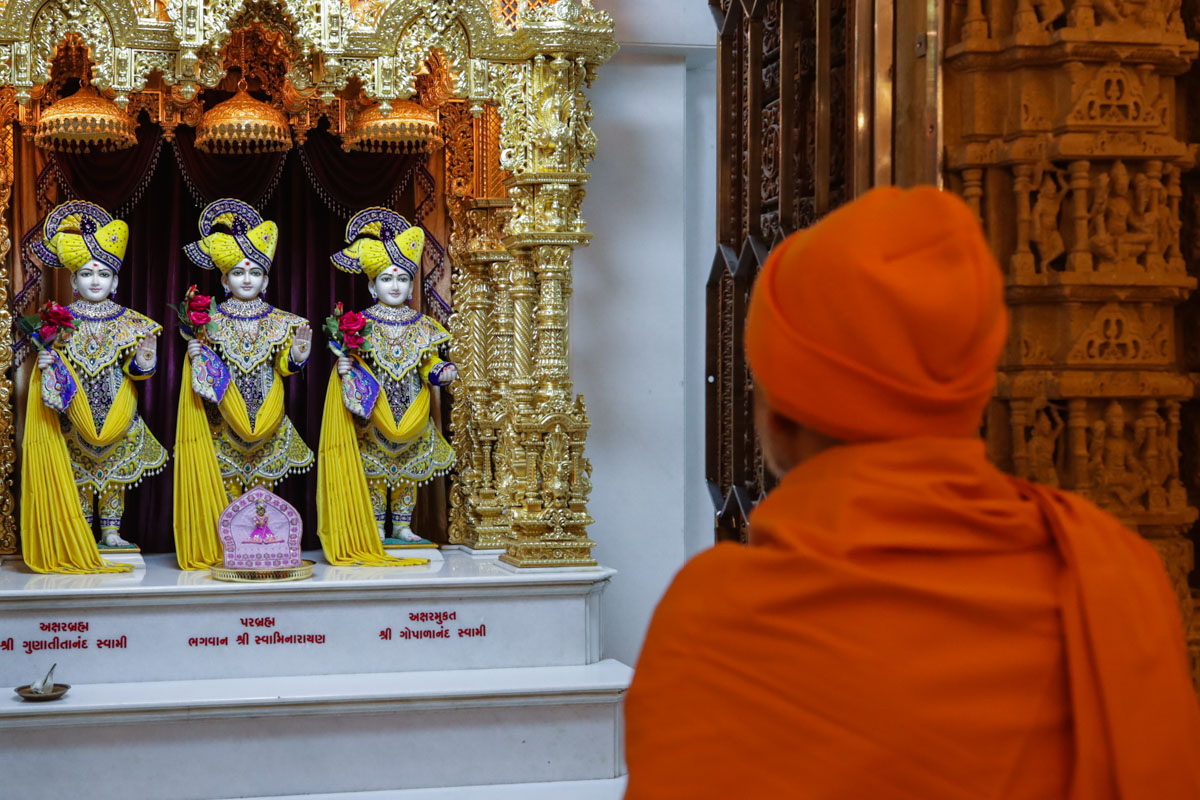 Param Pujya Mahant Swami Maharaj engrossed in darshan of Thakorji