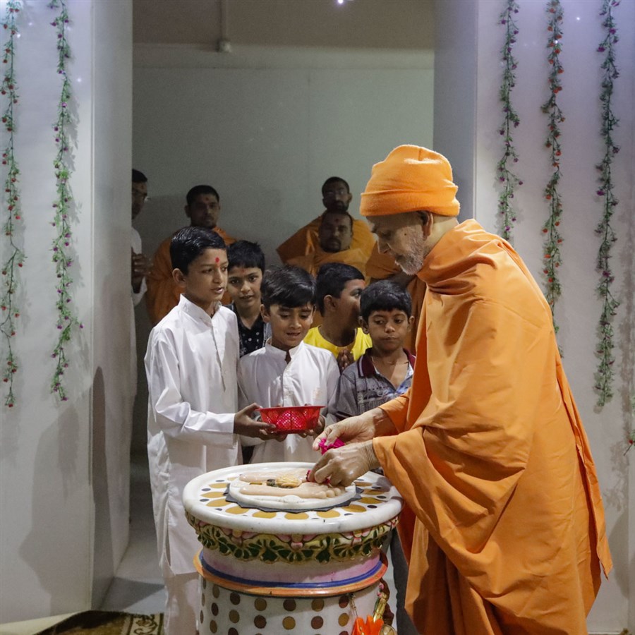 Swamishri engrossed in darshan at the janmasthan