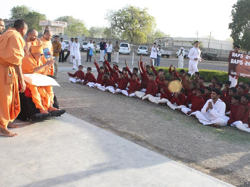 Swamishri blesses students of BAPS Chhatralay, Ukai 