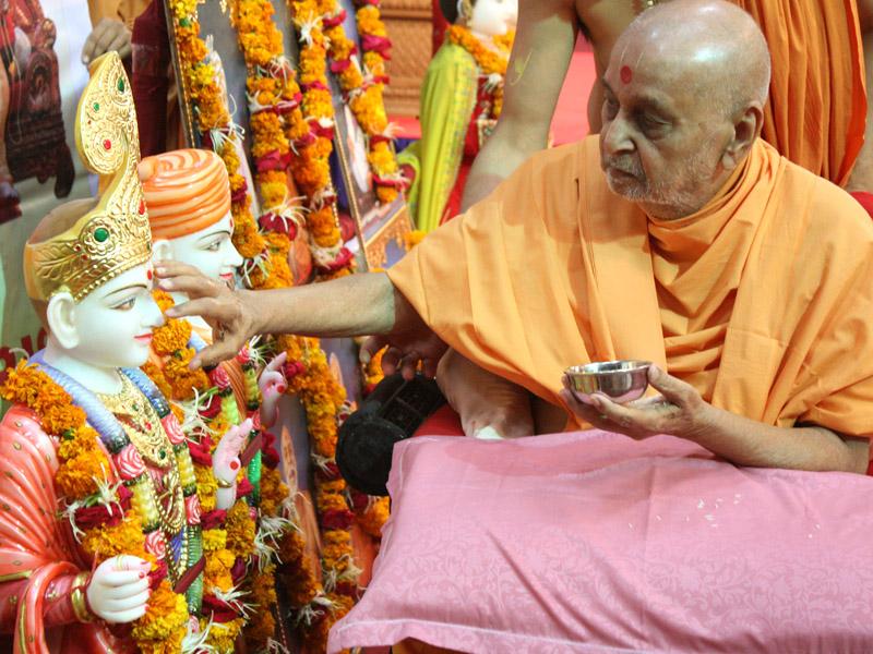 Swamishri performs the pratishtha rituals for new BAPS hari mandir of Palaj and Kachhal