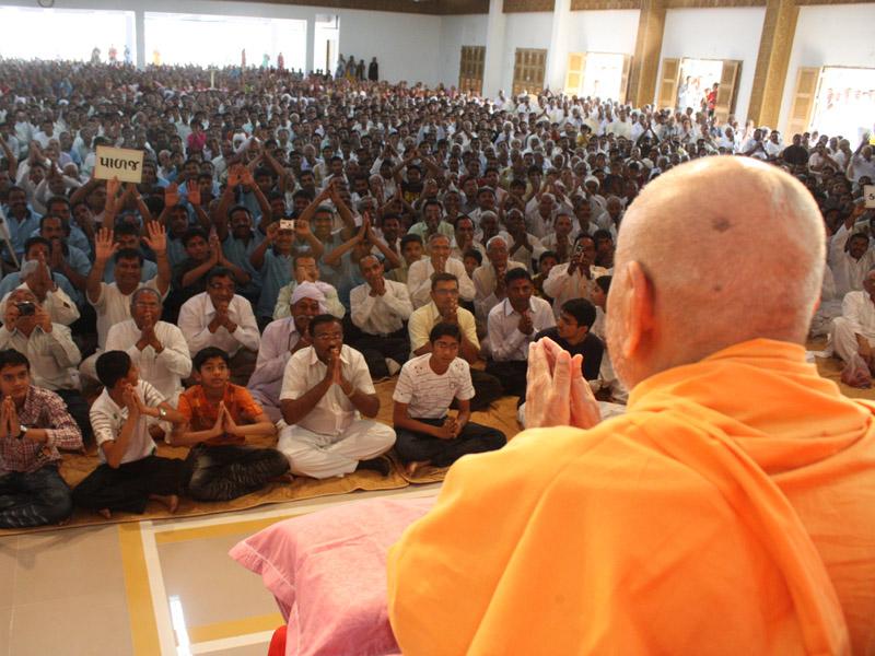 Swamishri blesses devotees of Palaj and Kachhal
