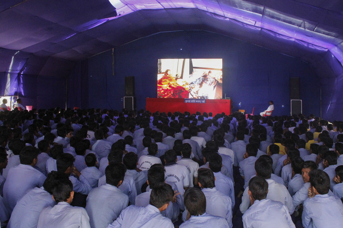 Students view an exhibition in the Swaminarayan Nagar