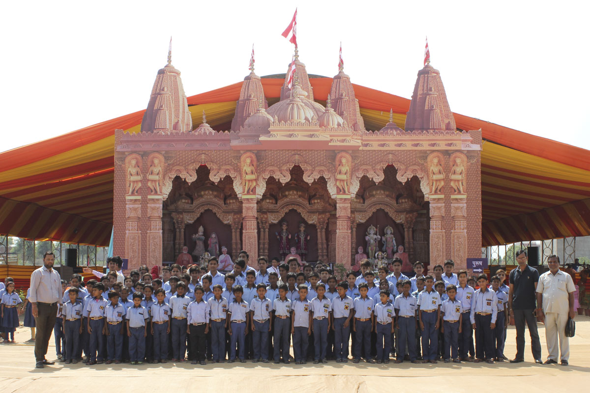 Students visit the Swaminarayan Nagar