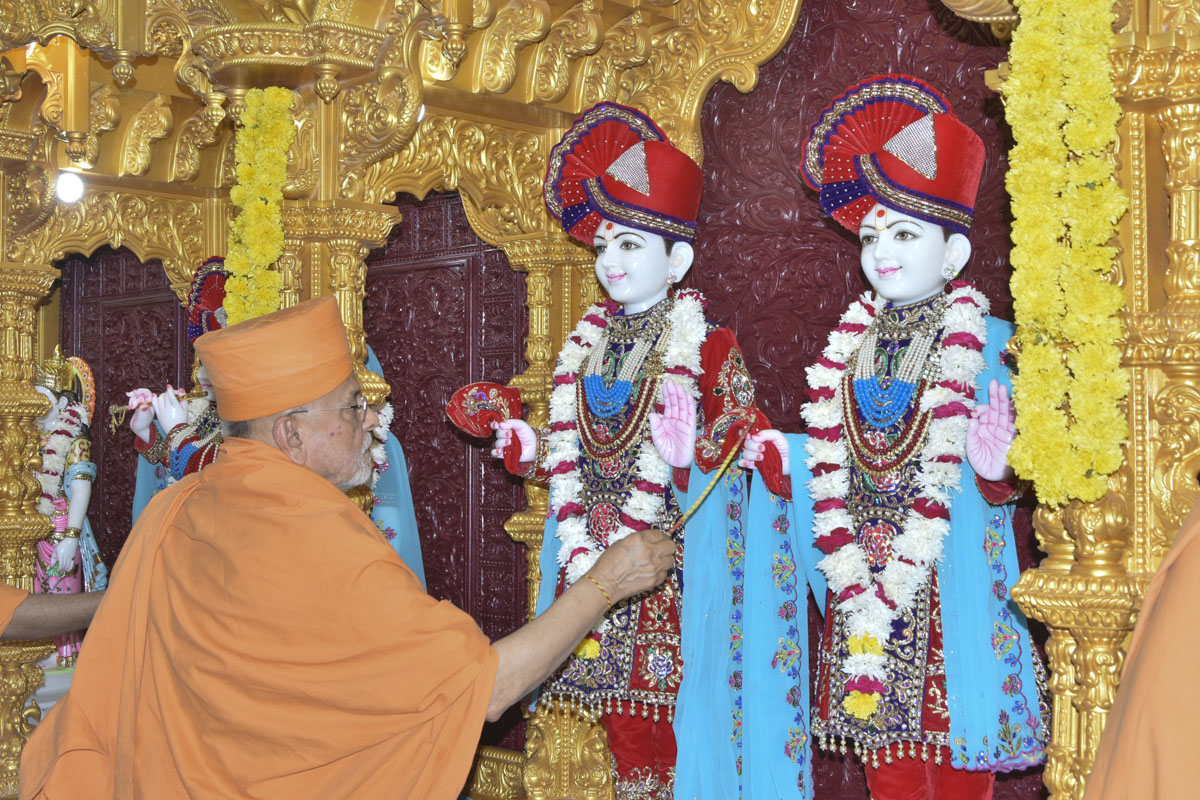 Pujya Ishwarcharan Swami performs the murti sthapan  rituals