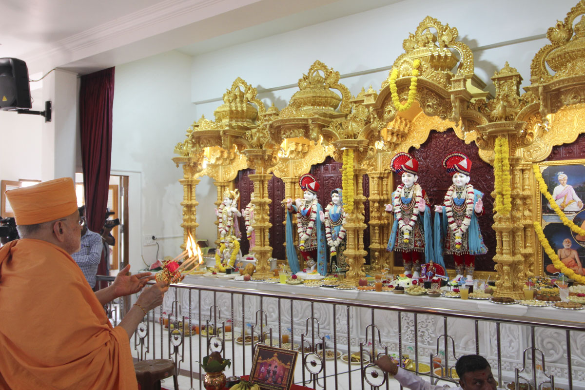 Pujya Ishwarcharan Swami performs the murti sthapan arti