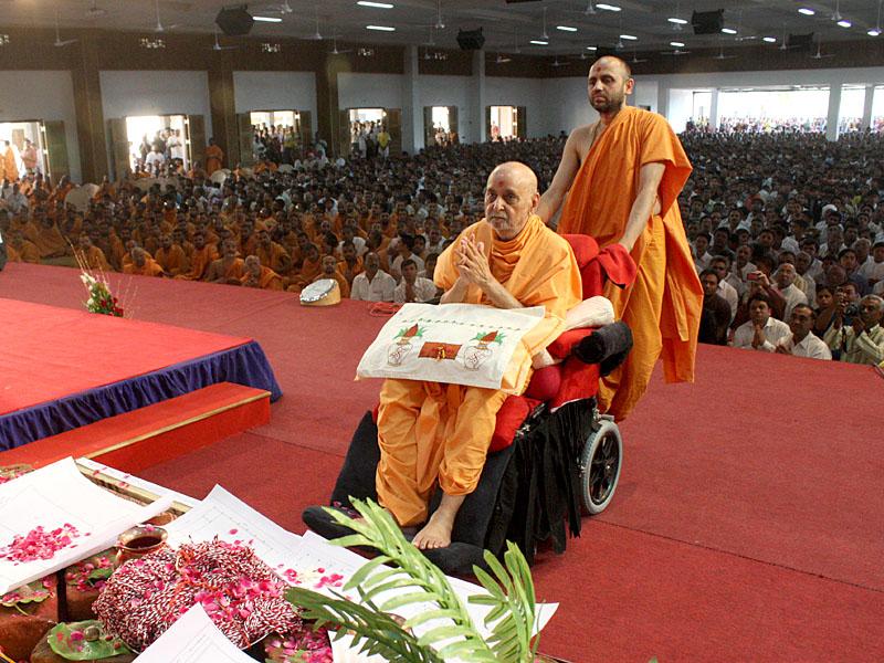 Swamishri sanctifies bricks for the foundation stone laying ceremony for three BAPS sanskardhams in Botad