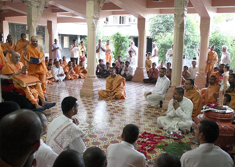 Swamishri engaged in Thakorji's darshan in sabha mandap ...