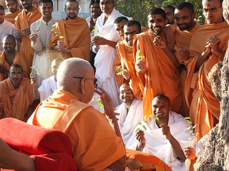   Swamishri in a divine, jovial mood 