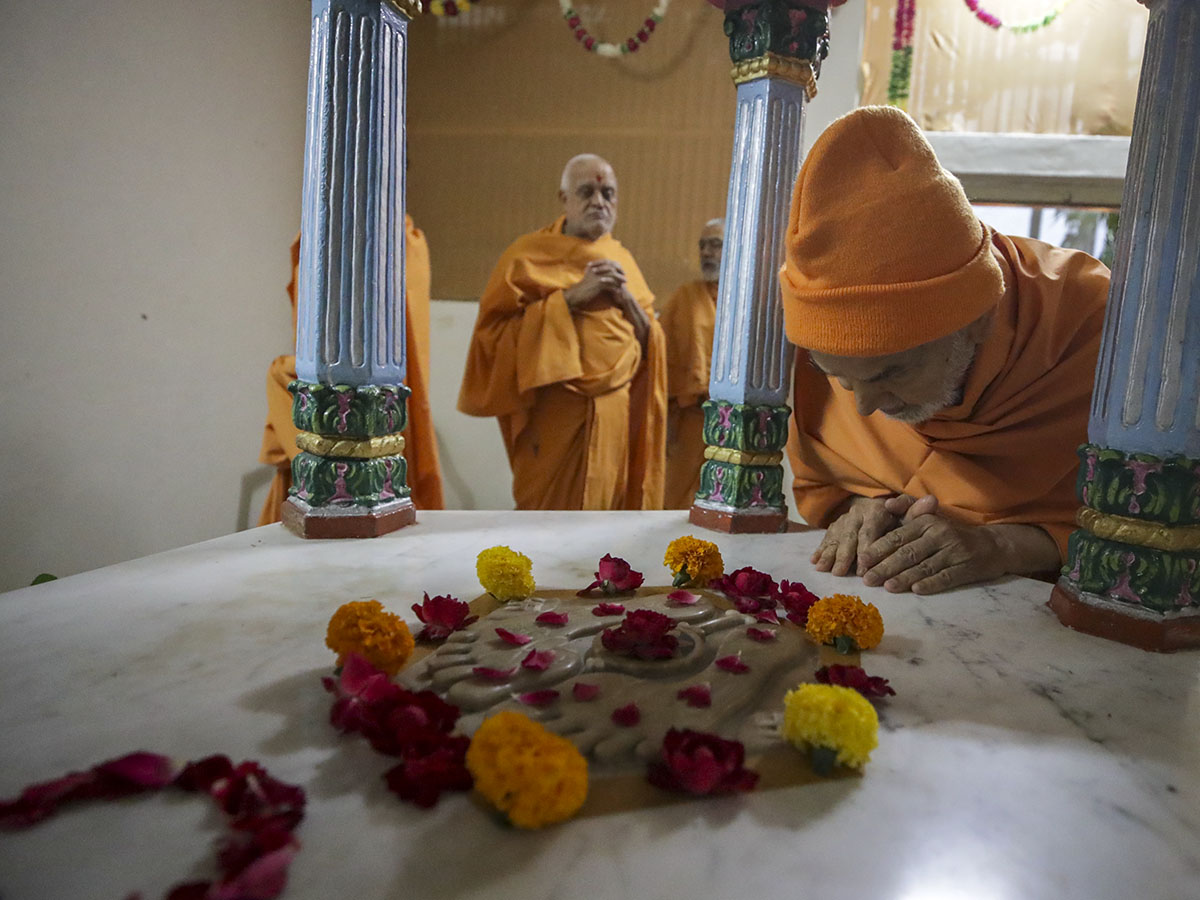 Swamishri visits shrine of Purushottamdas Swami (Khandeshi)