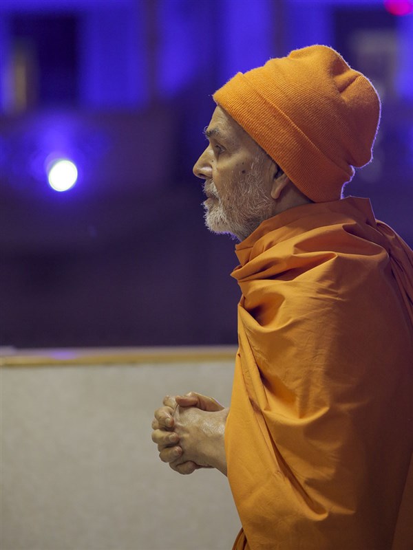Swamishri engrossed in darshan of Shri Guru Parampara
