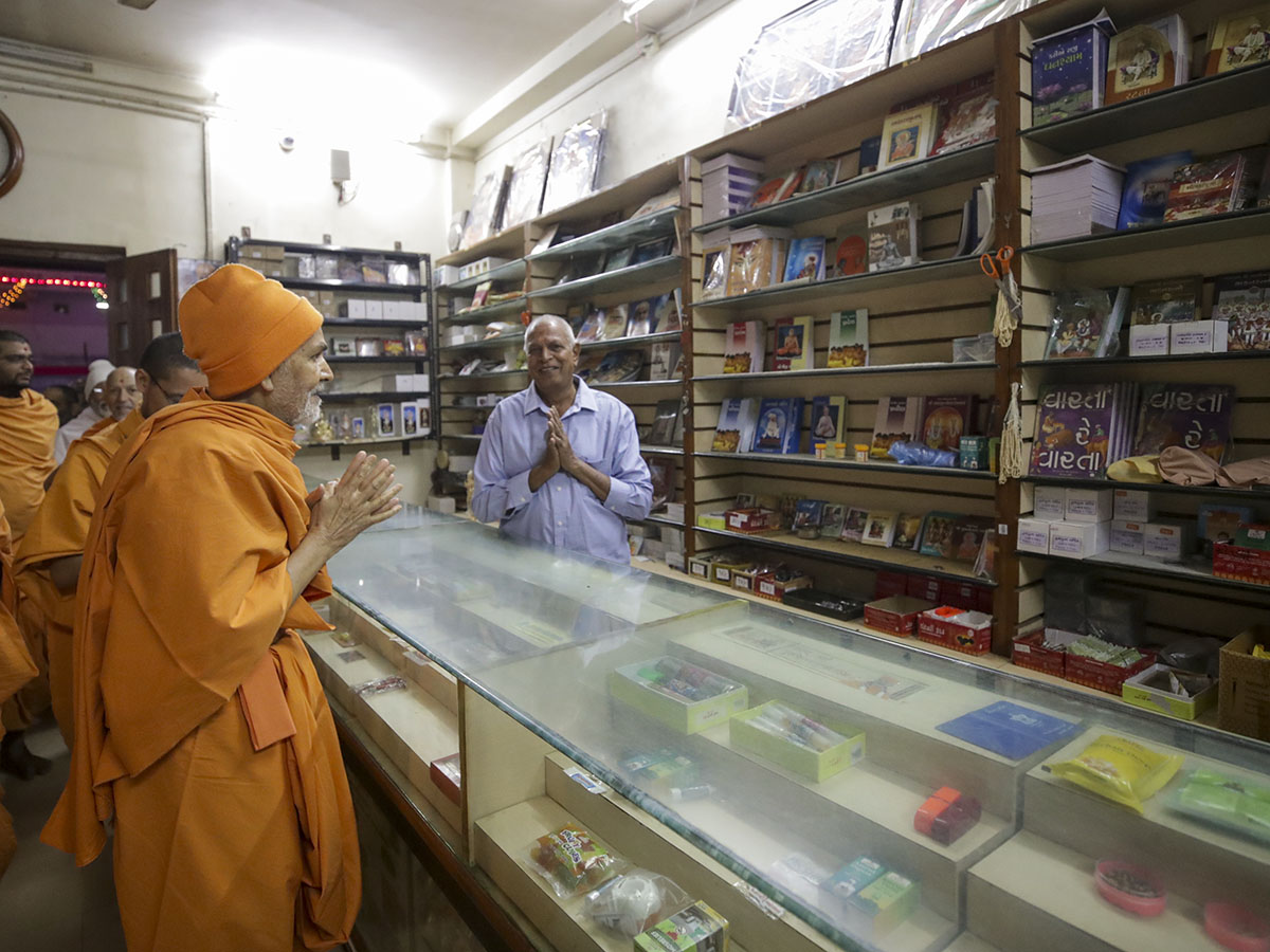 Swamishri visits bookstall