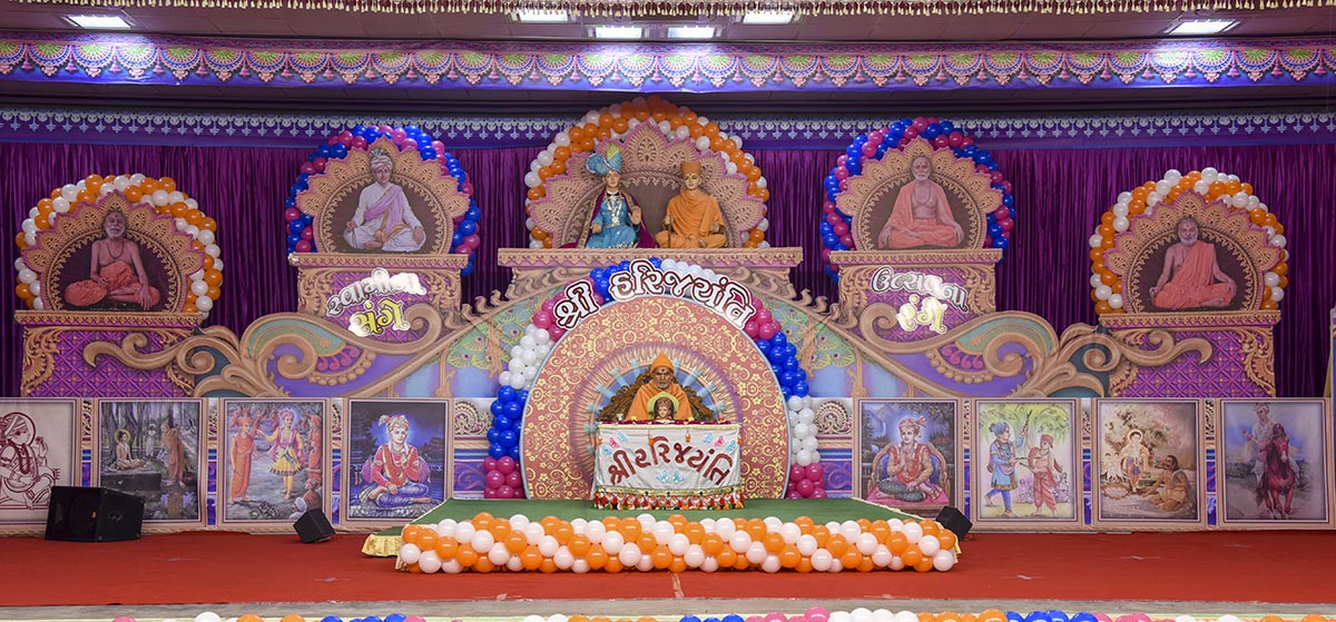 Swamishri performs his daily puja on the stage adorned for a symbolic Shri Hari Jayanti Celebration