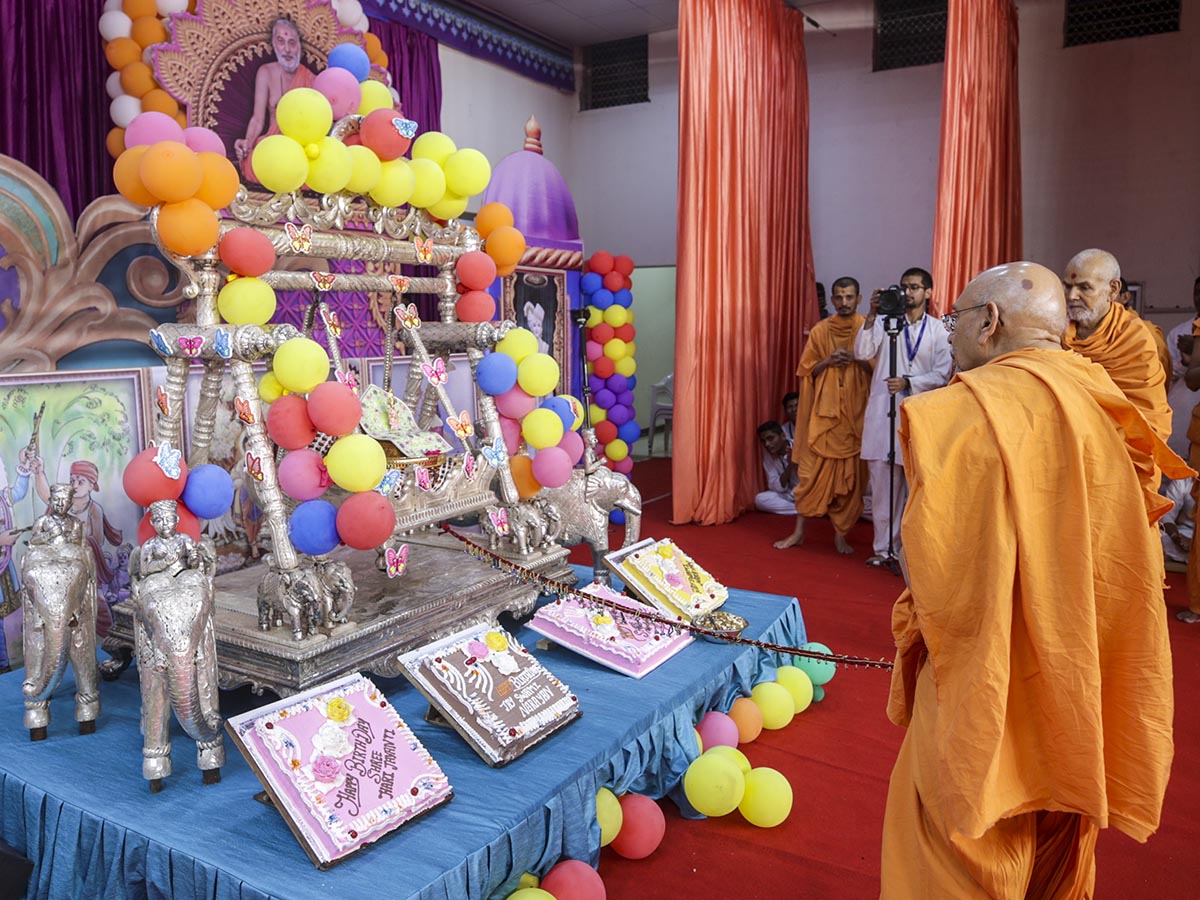 Pujya Tyagvallabh Swami swings Shri Harikrishna Maharaj in a hindolo