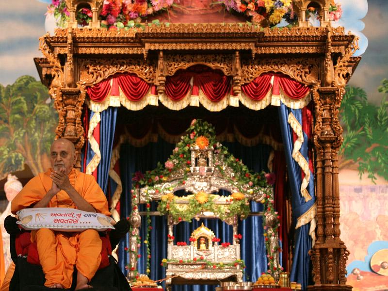  Swamishri rejoices during the celebration 