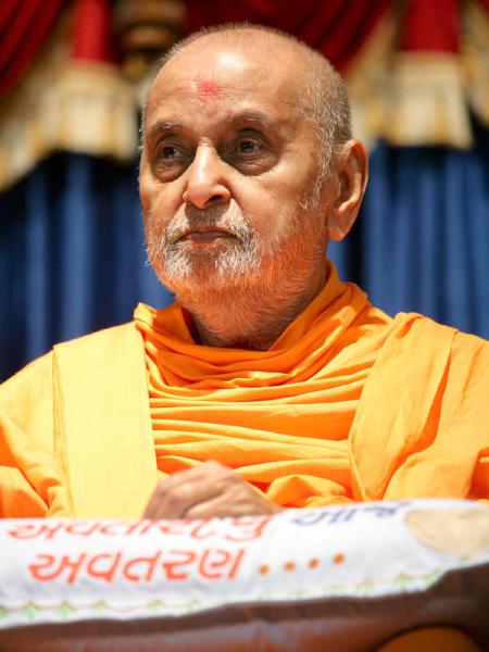 Swamishri in the assembly
