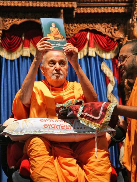 Swamishri inaugurates publications by Swaminarayan Aksharpith