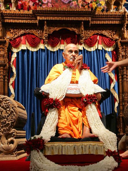 Sadhus honor Swamishri with garlands