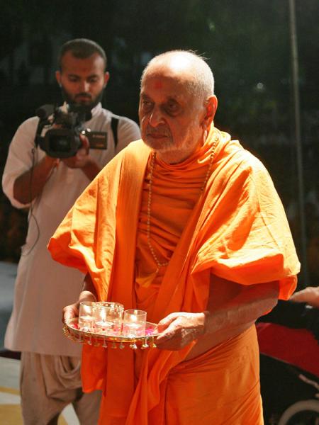 Swamishri performs janmotsav arti 