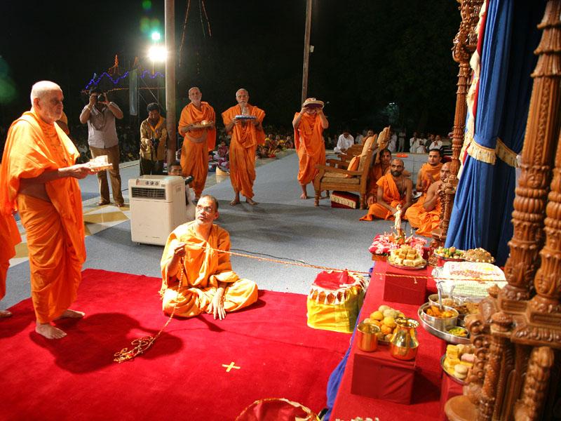 Swamishri performs janmotsav arti
