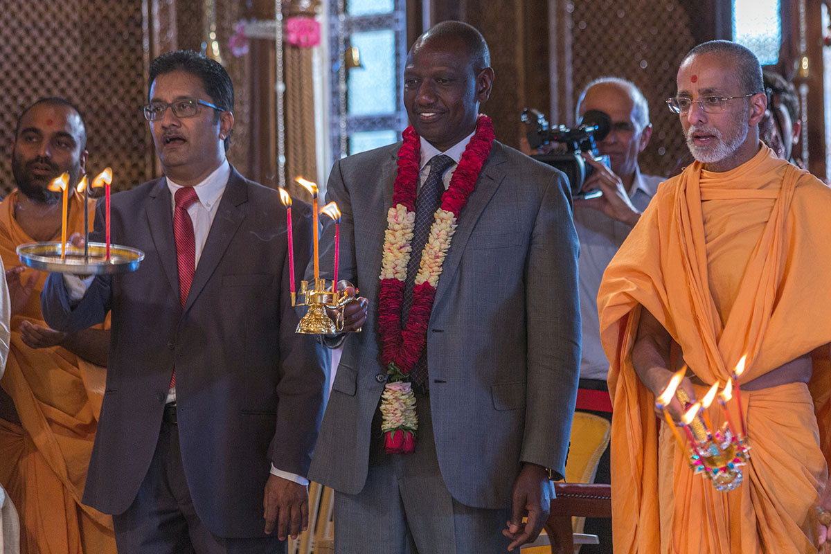 Deputy President of Kenya Shri William Ruto performs arti of annakut