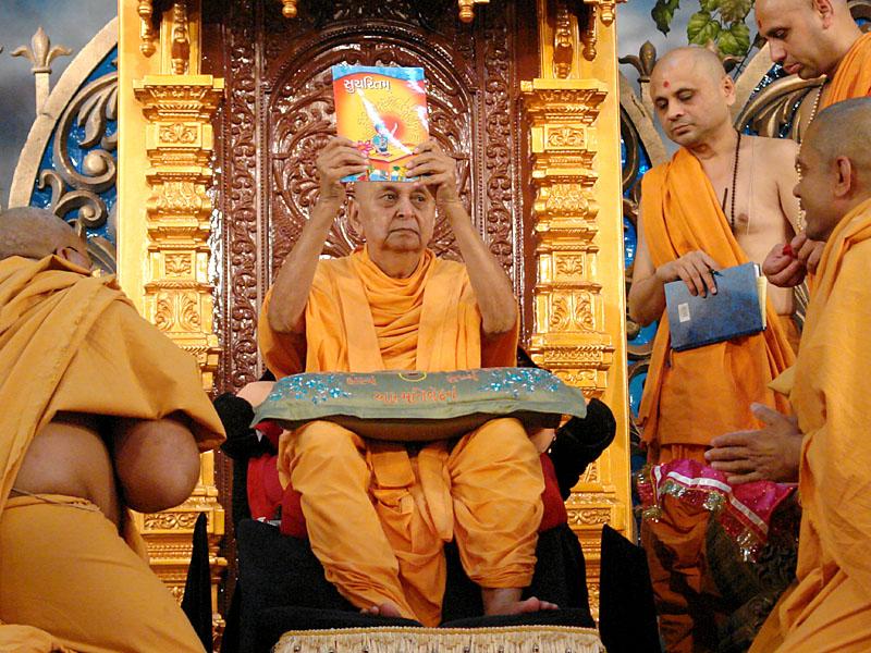 Swamishri inaugurates a book (Sucharitam) for children 