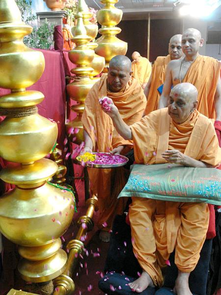 Swamishri performs pujan of kalashas ...