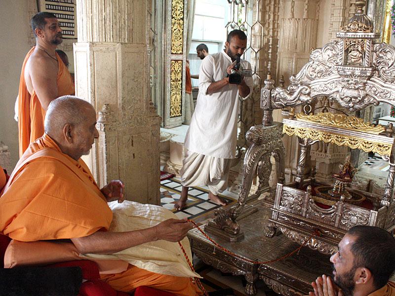 Swamishri rocks Thakorji in a hindolo