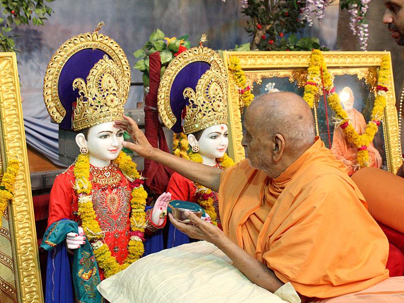   Swamishri performs murti-pratishtha rituals for new BAPS hari mandirs for Vadu, Dared and Sonasan 